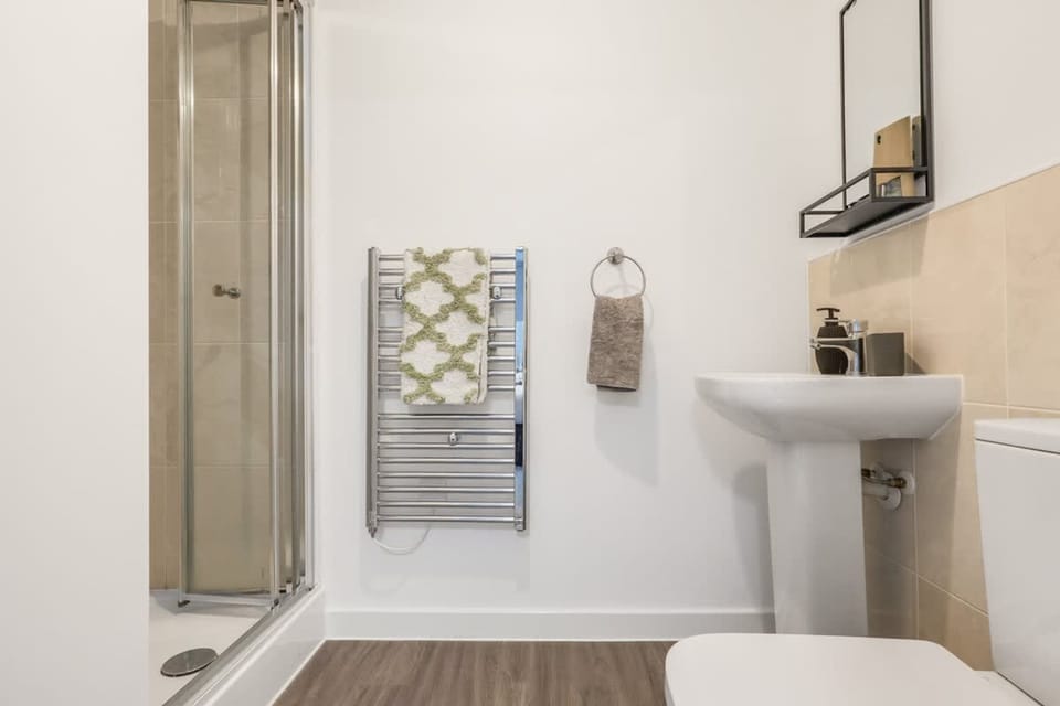 Harmony 5 Mins to City Centre Balcony Fast Wifi Apartment in Coventry