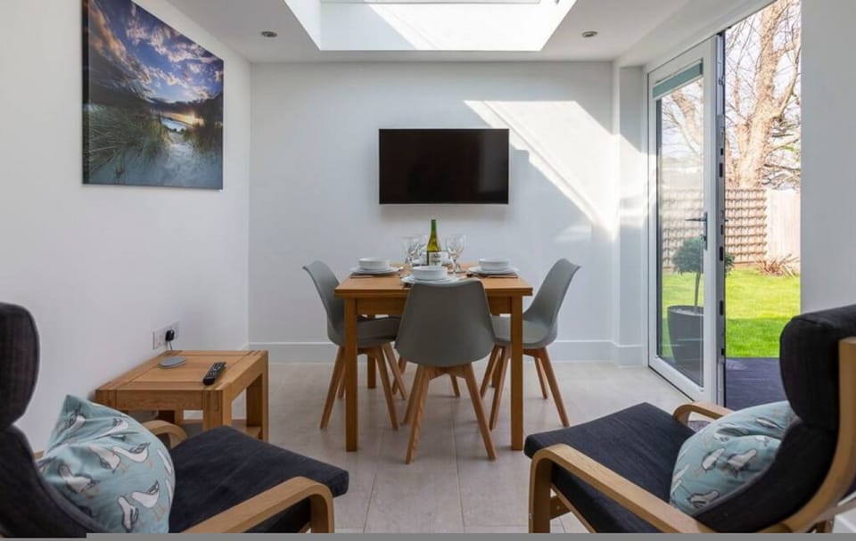 Studio, Smoking | 2 bedrooms