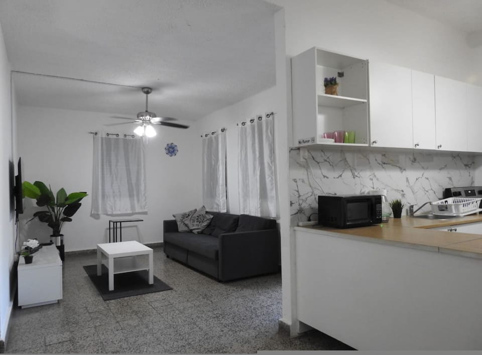 House | 3 bedrooms, desk