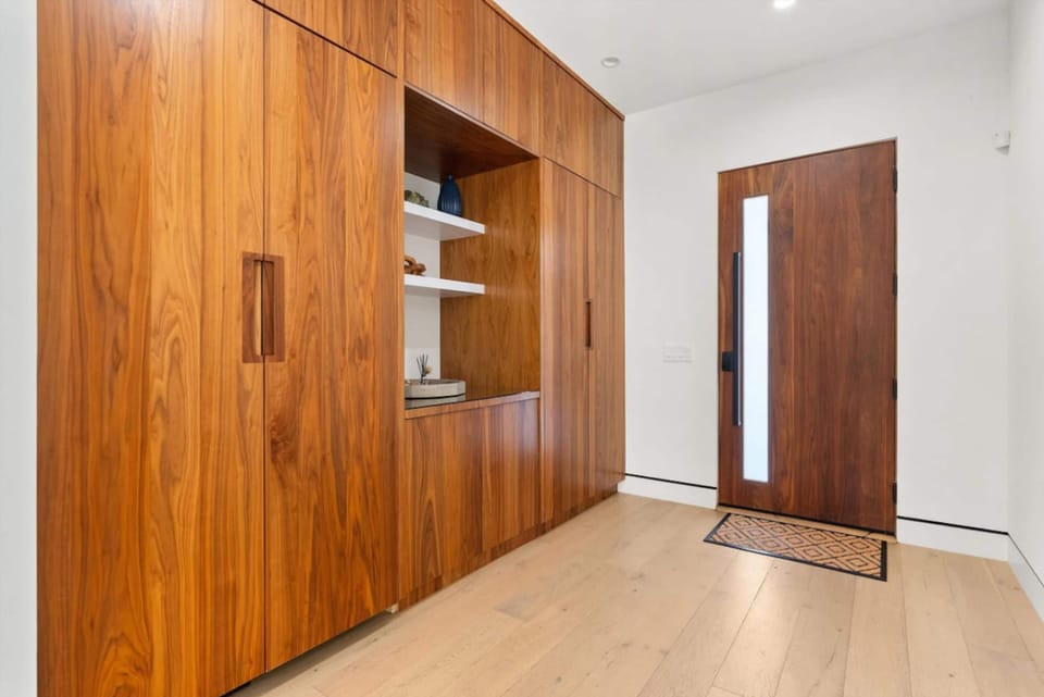 House | 4 bedrooms, desk