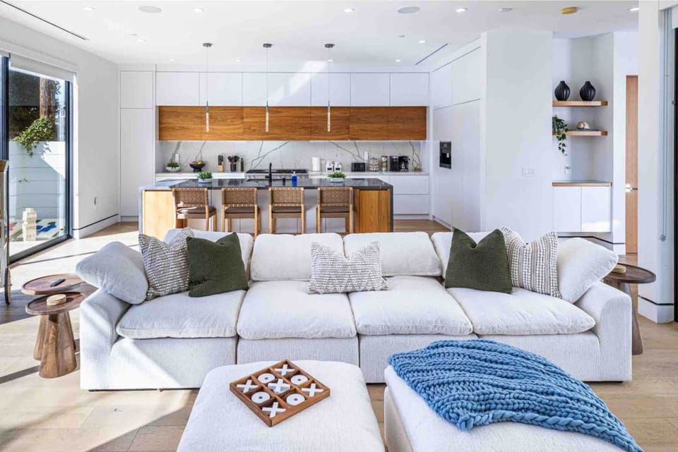 House | 4 bedrooms, desk