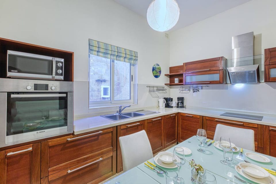 House | 4 bedrooms, desk