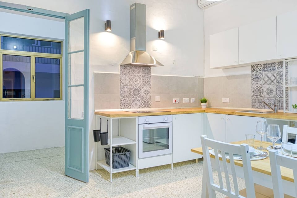 House | 3 bedrooms, desk