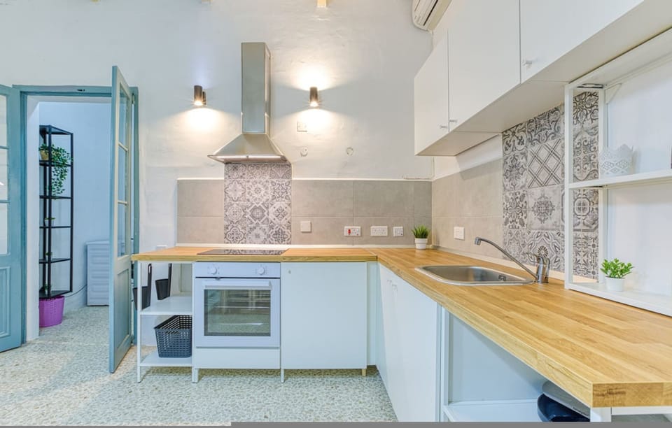 House | 3 bedrooms, desk
