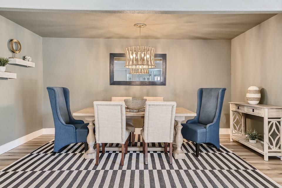 House | 7 bedrooms, desk