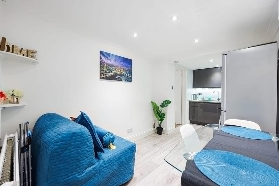 House | 1 bedroom, desk