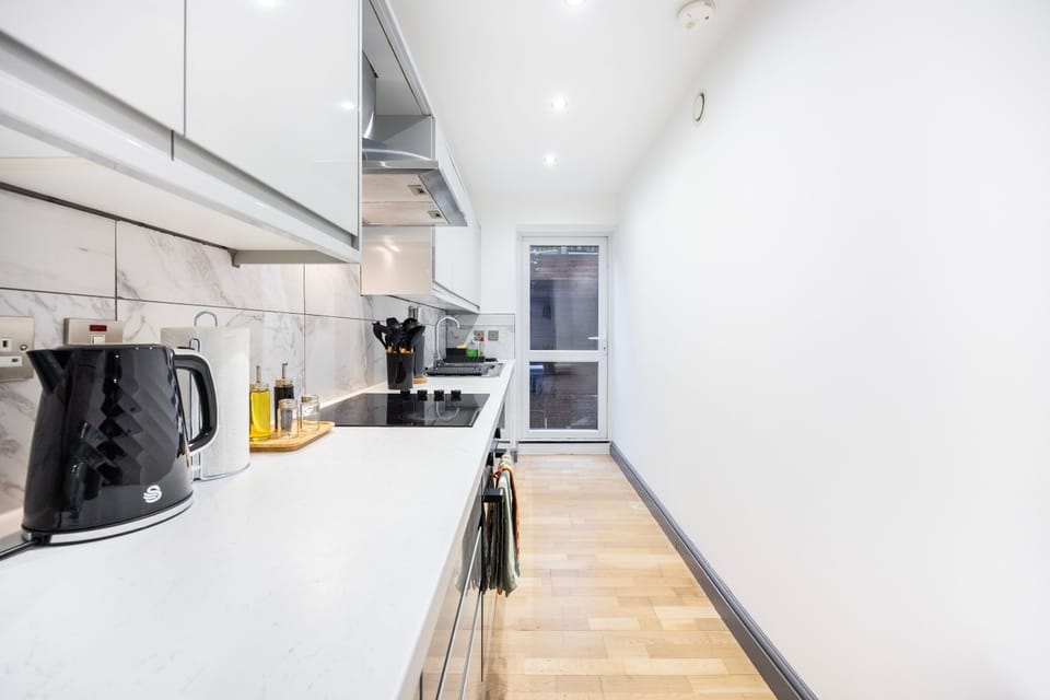 House | 3 bedrooms, desk