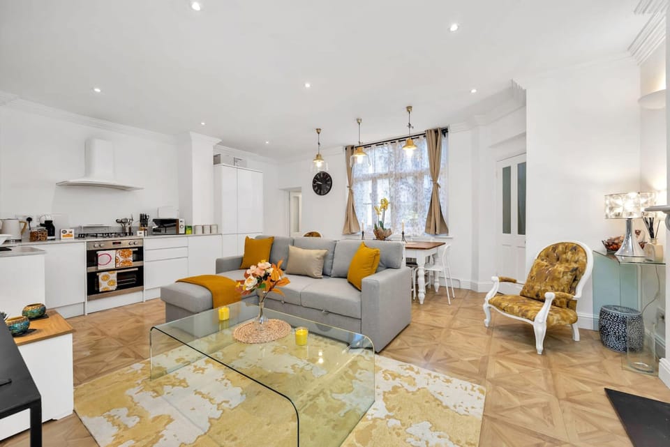 House | 3 bedrooms, desk