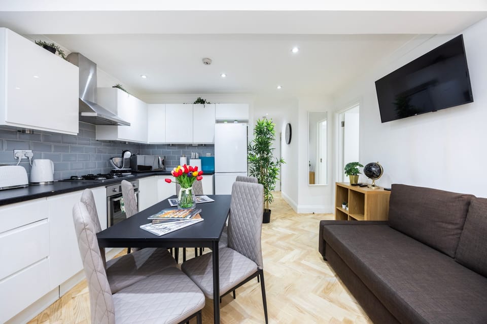 House | 2 bedrooms, desk
