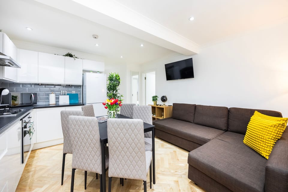 House | 2 bedrooms, desk