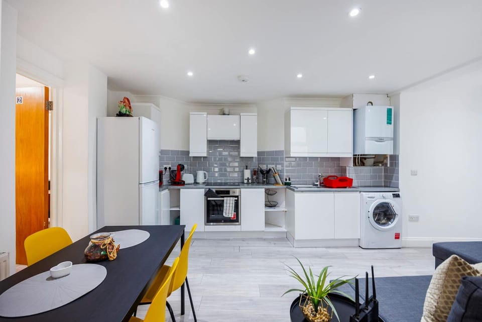 House | 3 bedrooms, desk