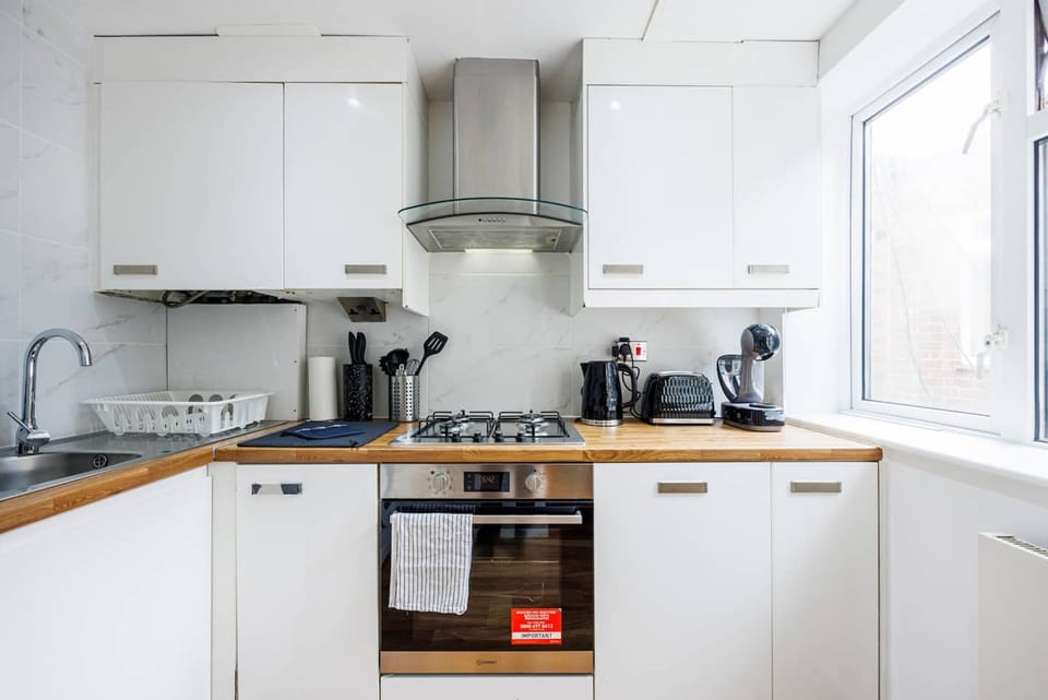 House | 2 bedrooms, desk