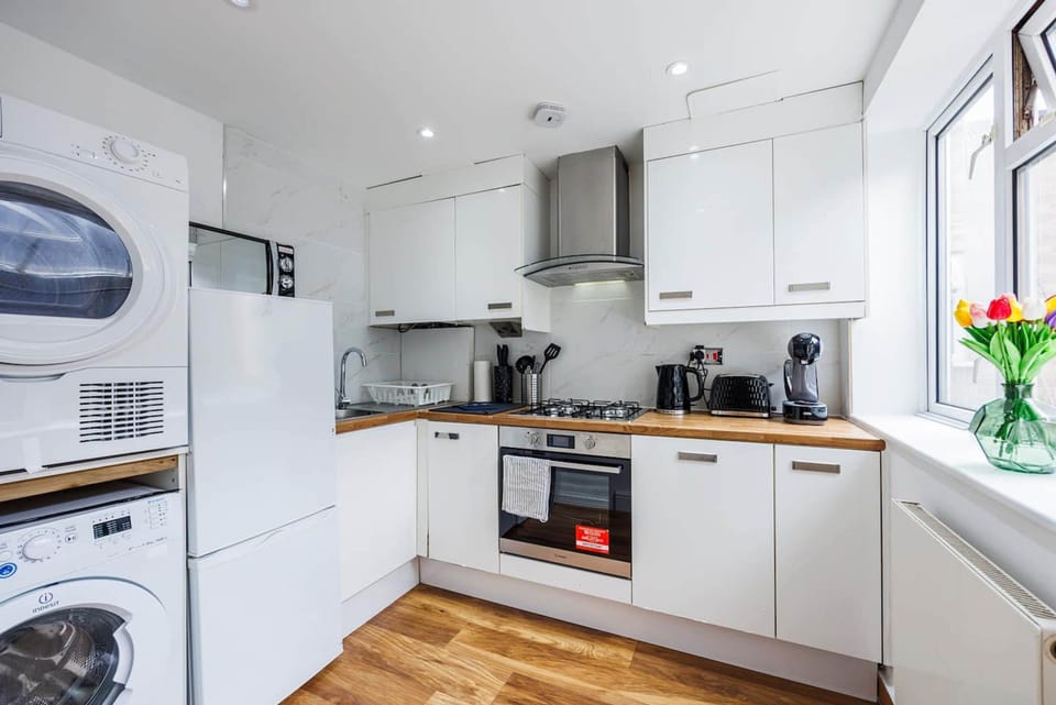 House | 2 bedrooms, desk