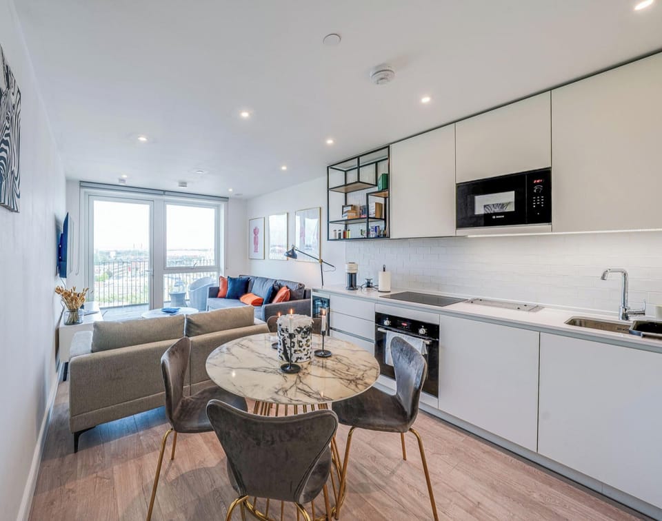 House | 2 bedrooms, desk