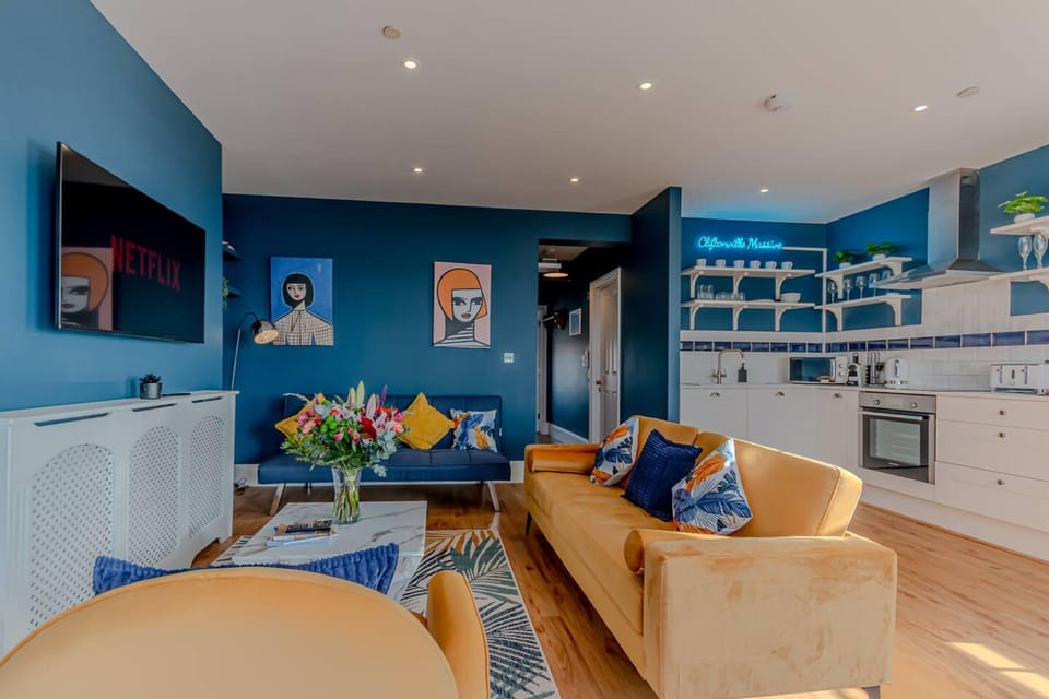 House | 2 bedrooms, desk