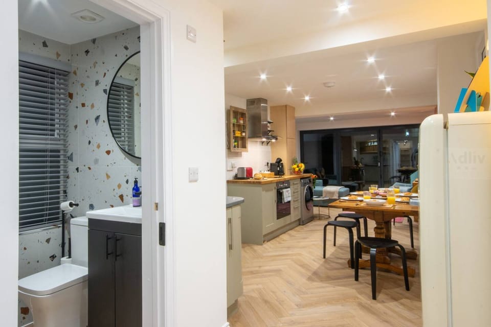 House | 3 bedrooms, desk
