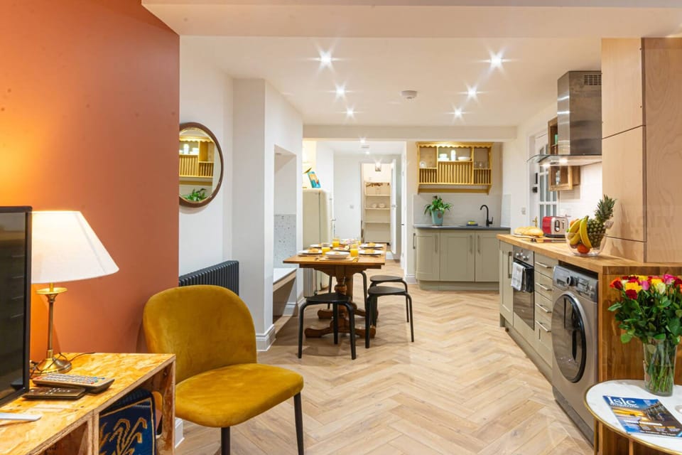 House | 3 bedrooms, desk