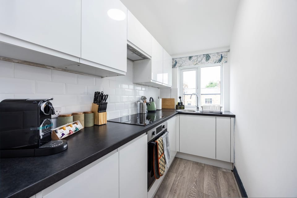 House | 2 bedrooms, desk