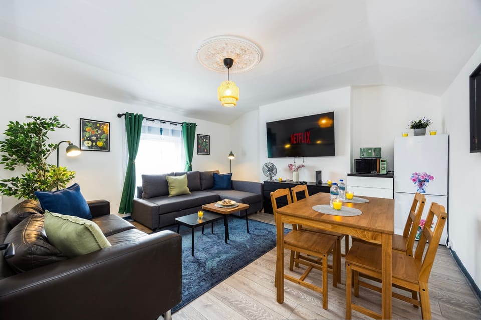 House | 2 bedrooms, desk
