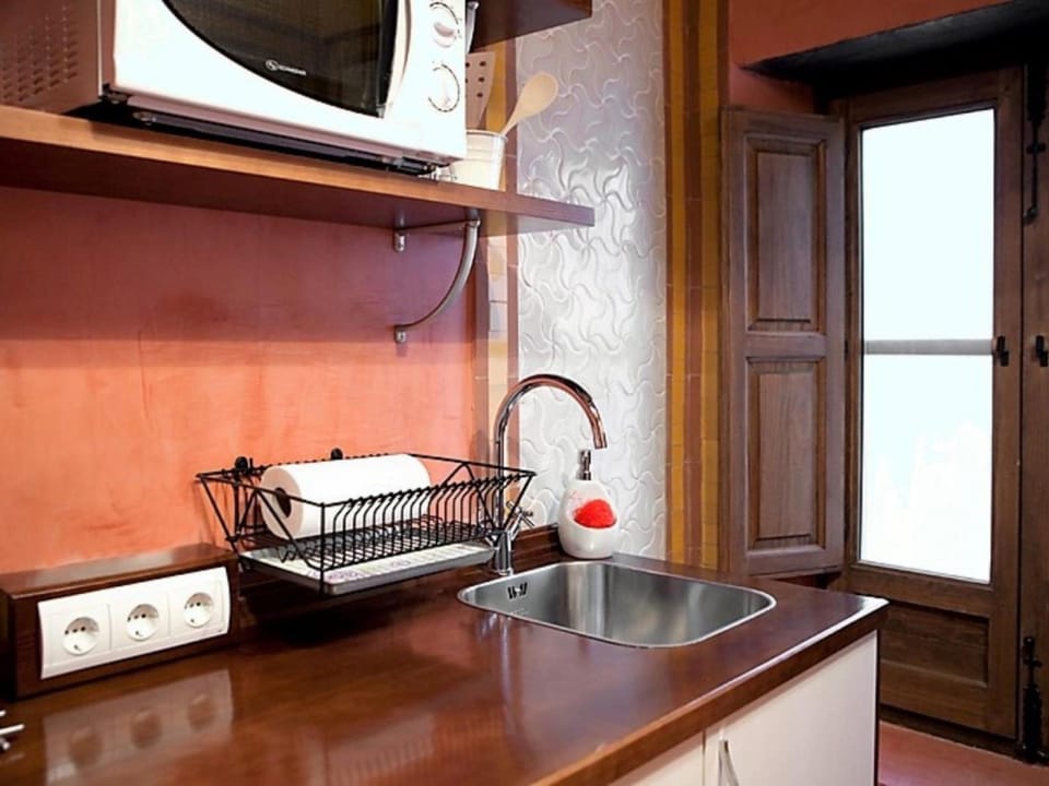 House | Private kitchen | Stovetop, cookware/dishes/utensils