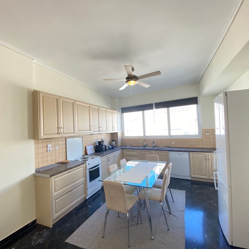 House | 4 bedrooms, desk