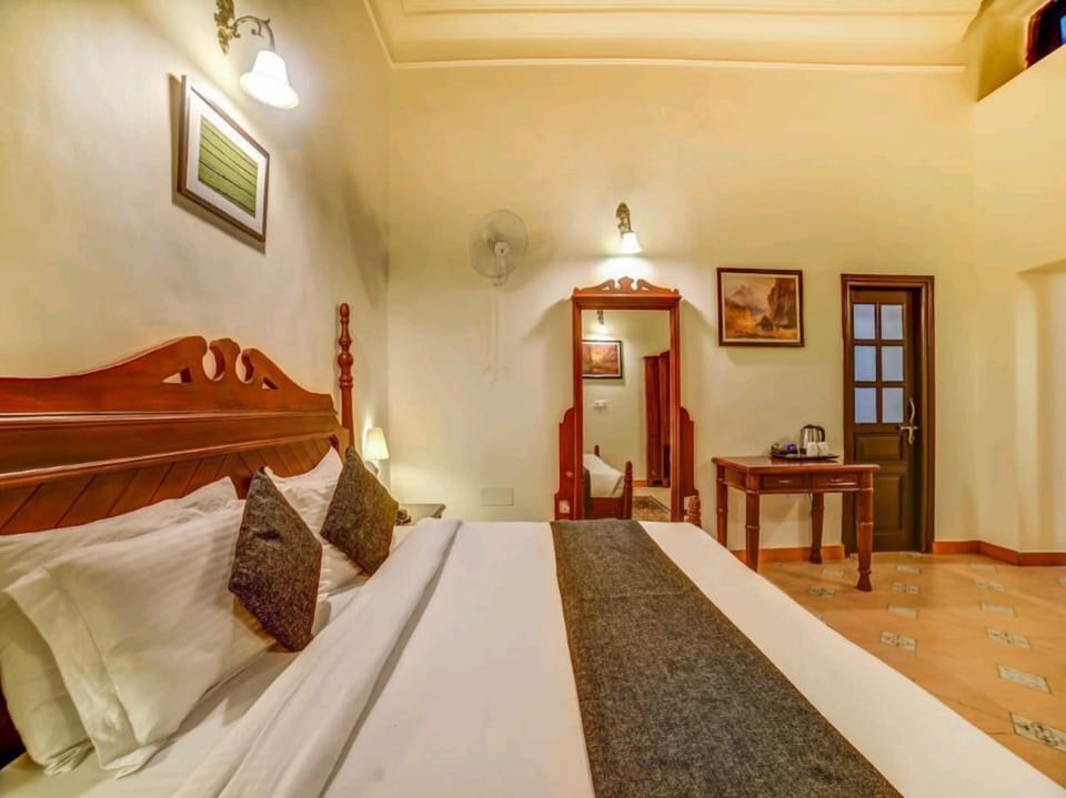 Queen Suite | Desk, laptop workspace, rollaway beds, free WiFi