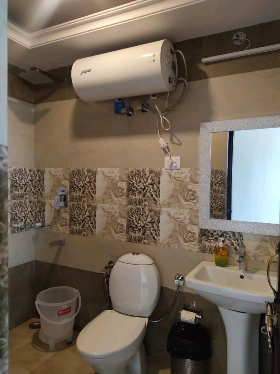 King Suite | Bathroom | Shower, free toiletries, slippers, towels