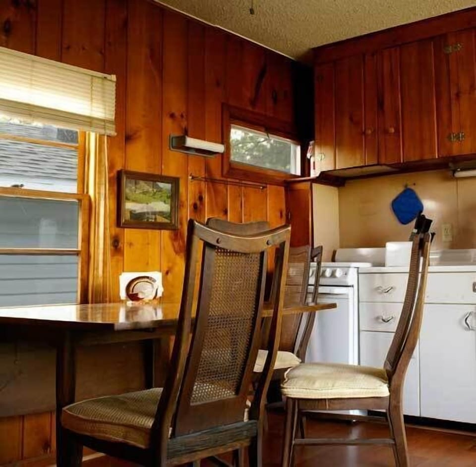 Cottage, 1 Bedroom (Cabin 9) | In-room dining