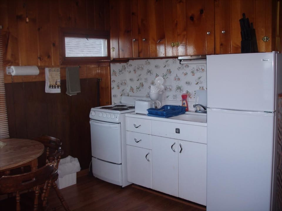 Cottage, 2 Bedrooms (Cabin 7) | Private kitchen | Fridge, stovetop, cookware/dishes/utensils