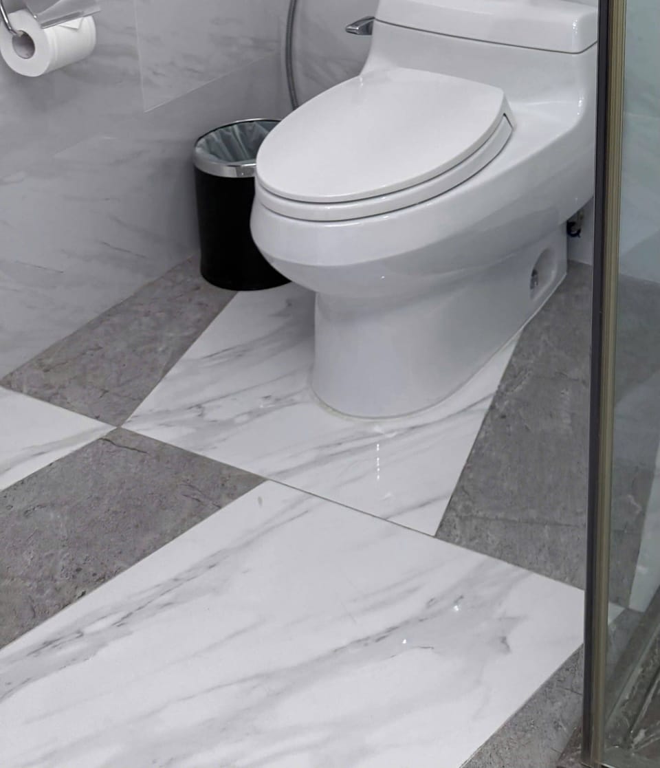 Quadruple Room | Bathroom | Bathtub, soap, shampoo, toilet paper