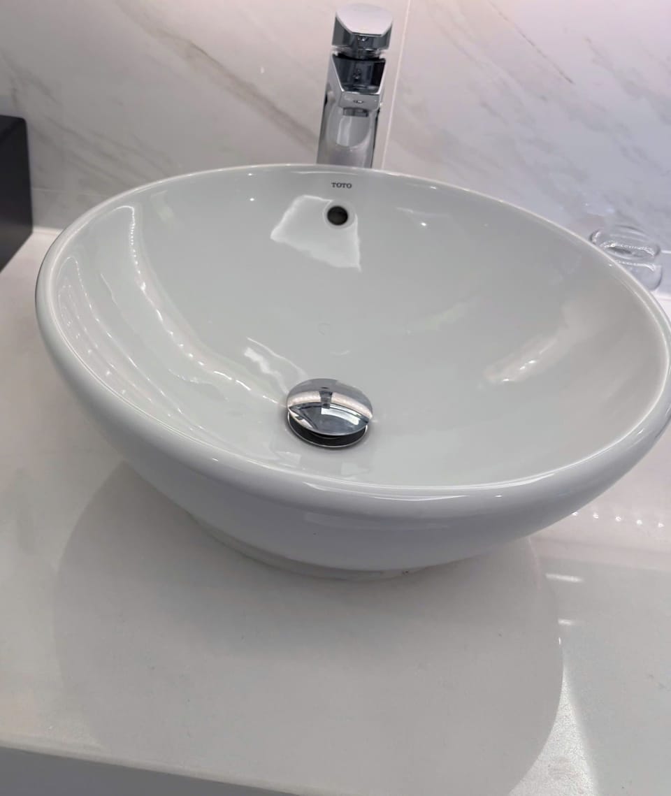 Quadruple Room | Bathroom | Bathtub, soap, shampoo, toilet paper