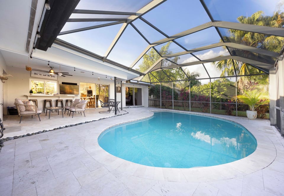 Large Screened In Heated Pool