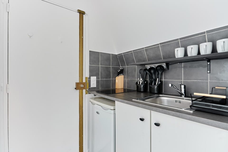 Apartment | Private kitchen | Fridge, cookware/dishes/utensils, cleaning supplies