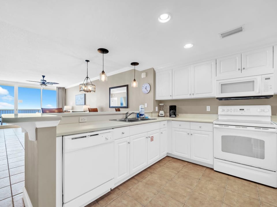 Condo, Multiple Beds (Majestic Beach Towers 2-1608) | Private kitchen