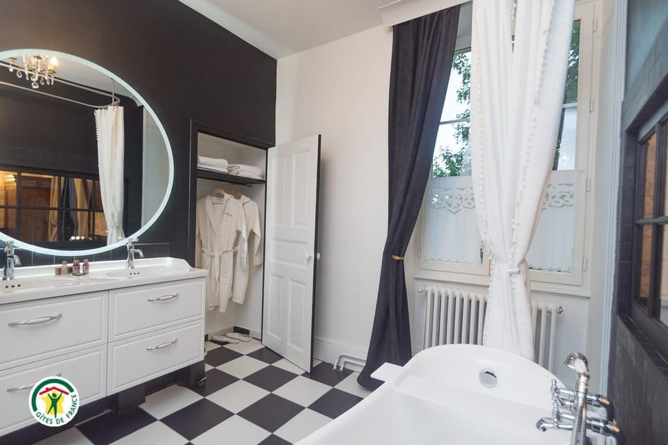 Luxury Double Room, Courtyard View | Bathroom | Free toiletries, hair dryer, bathrobes, slippers