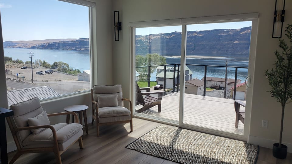 Upper sitting area