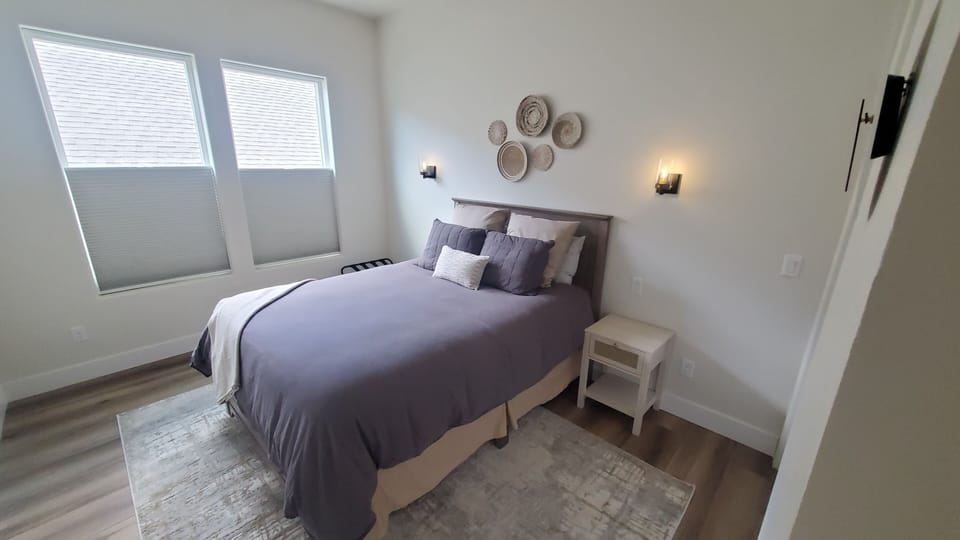 Main Floor Bedroom - Queen Bed