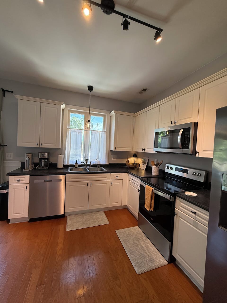 Fully stocked kitchen complete with stocked kitchen and reverse osmosis water. 