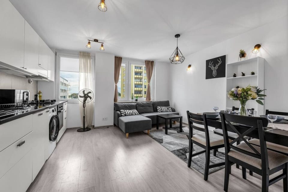 Open-Concept Living Area with Comfortable Sofa, Dining Space and Fully Equipped Kitchen | Book Now with RENTUJEMY.COM