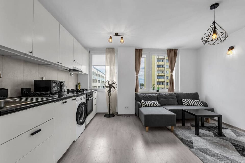 Open-Concept Living Area with Comfortable Sofa, Dining Space and Fully Equipped Kitchen | Book Now with RENTUJEMY.COM