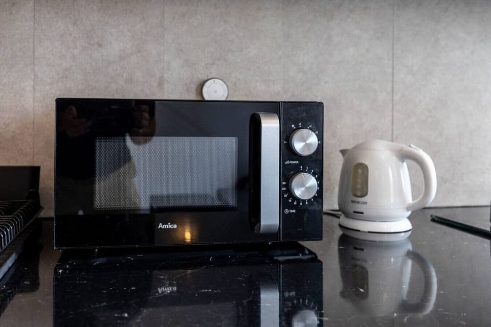 Modern Kitchen Essentials – Microwave and Electric Kettle for Your Convenience | Book Now with RENTUJEMY.COMModern Kitchen Essentials – Amica Microwave and Electric Kettle for Your Convenience | Book Now with RENTUJEMY.COM