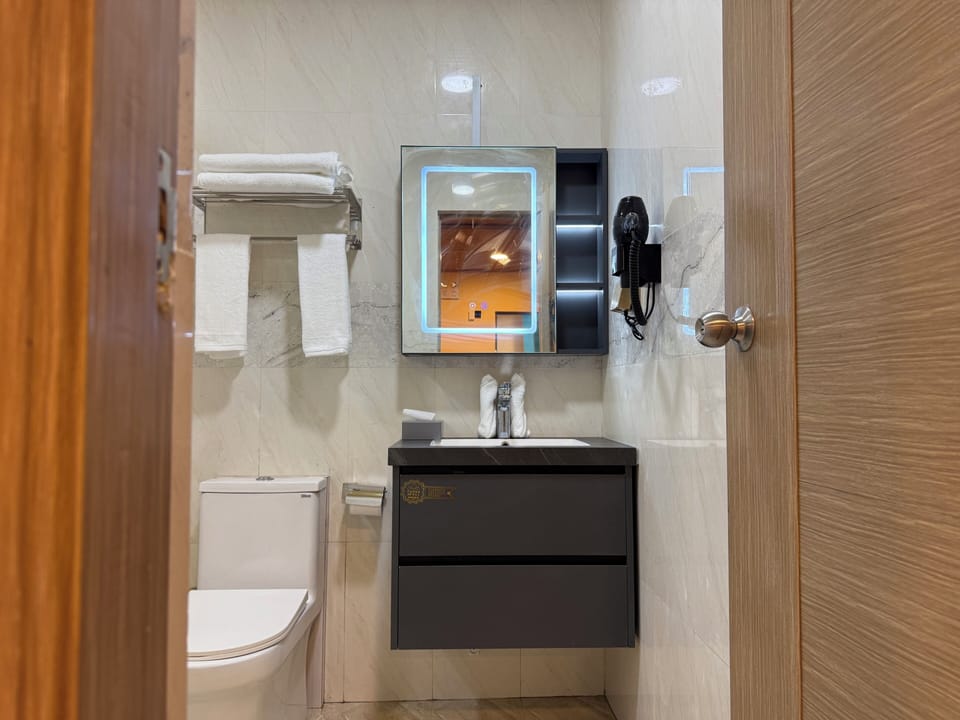 Deluxe Double Room, Balcony, Ocean View | Bathroom | Combined shower/tub, free toiletries, hair dryer, slippers