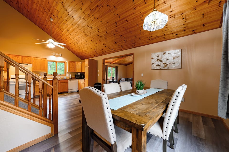 Deluxe House, 4 Bedrooms | Dining room