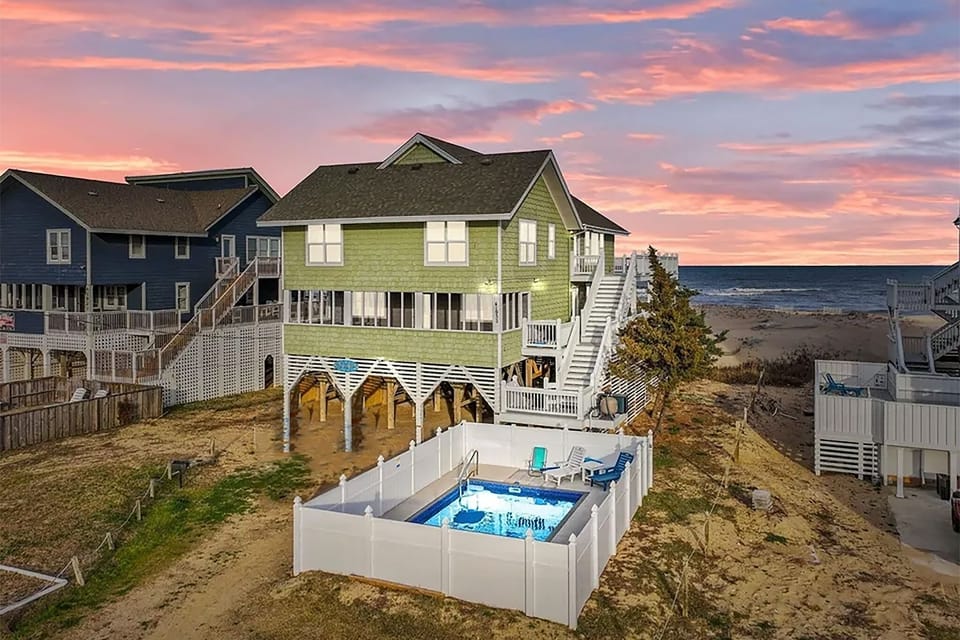 HIAV08: Beachfront Villa Royale OBX | Front Exterior