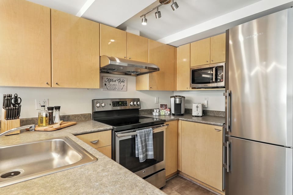 Fully equipped gourmet kitchen with full size appliance and everything you need.