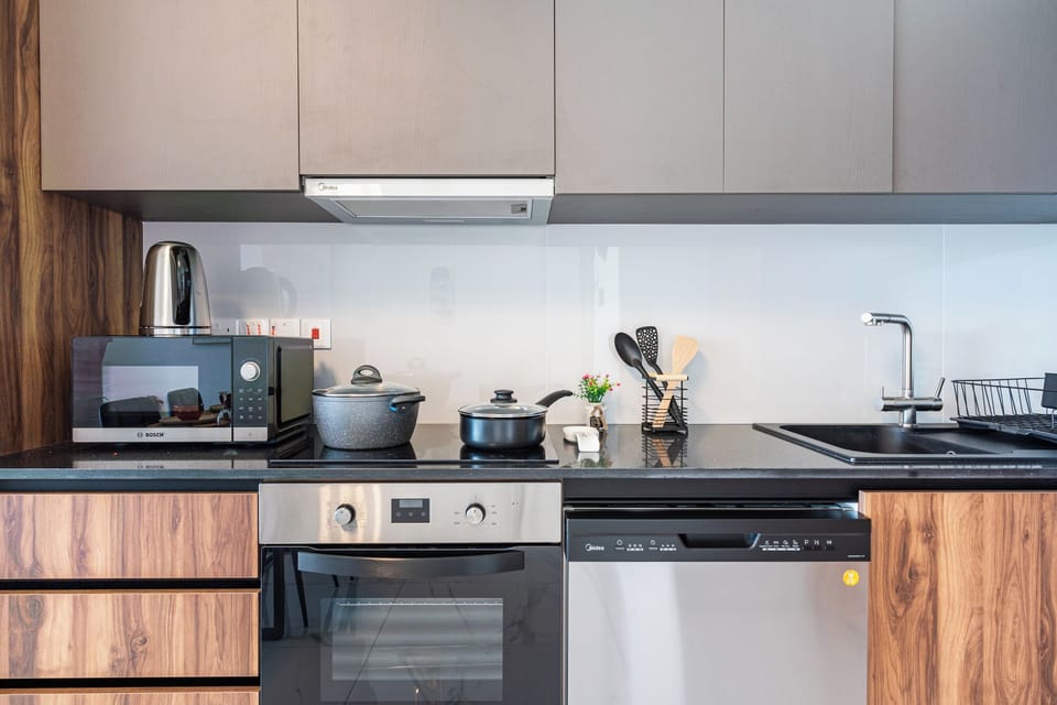 Apartment, 2 Bedrooms, Kitchen, City View | Private kitchen | Fridge, microwave, oven, stovetop