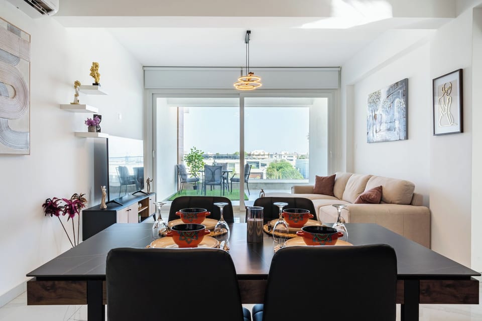 Apartment, 2 Bedrooms, Kitchen, City View | In-room dining