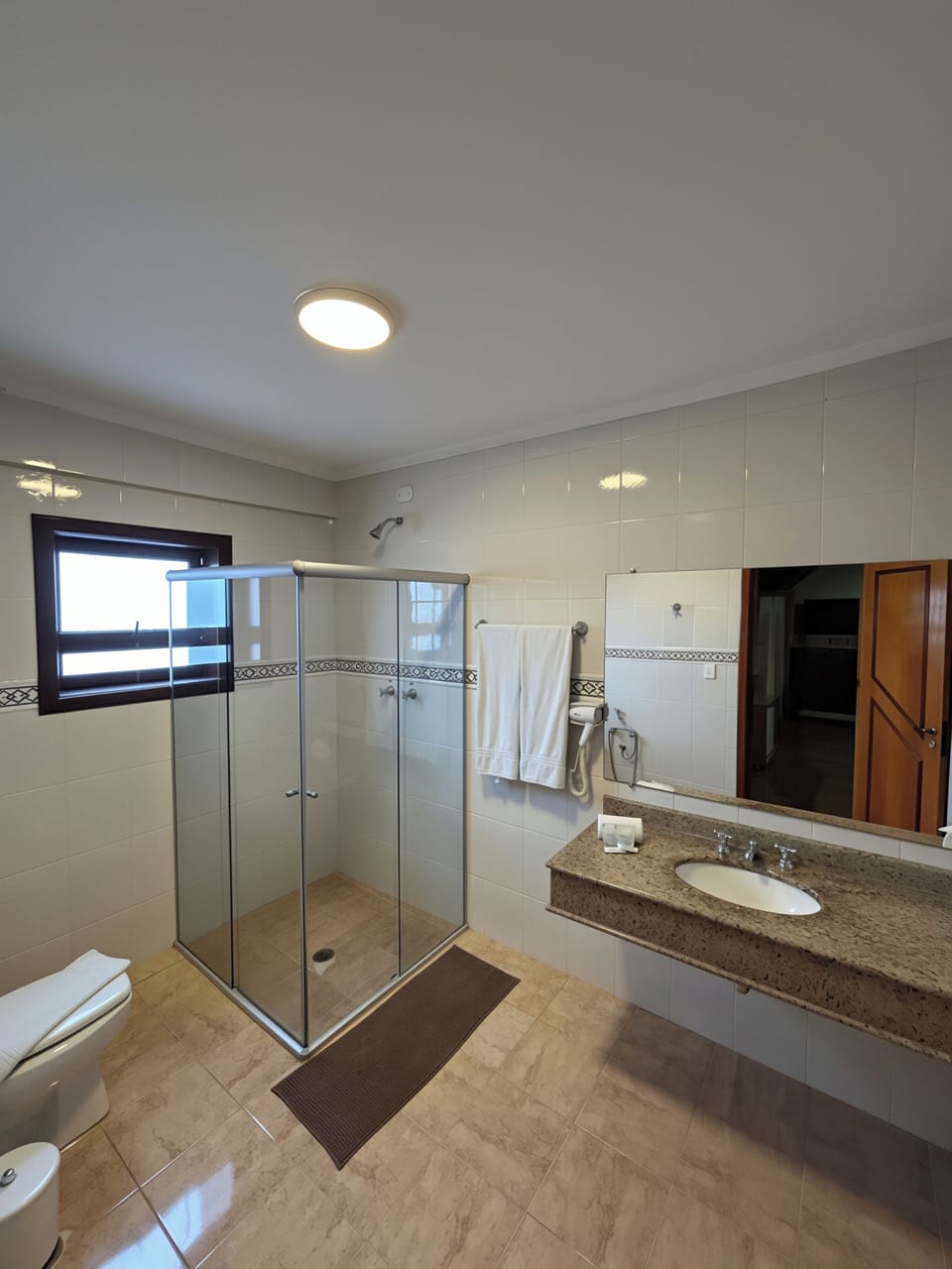 Superior Twin Room | Bathroom | Shower, hair dryer, towels, toilet paper
