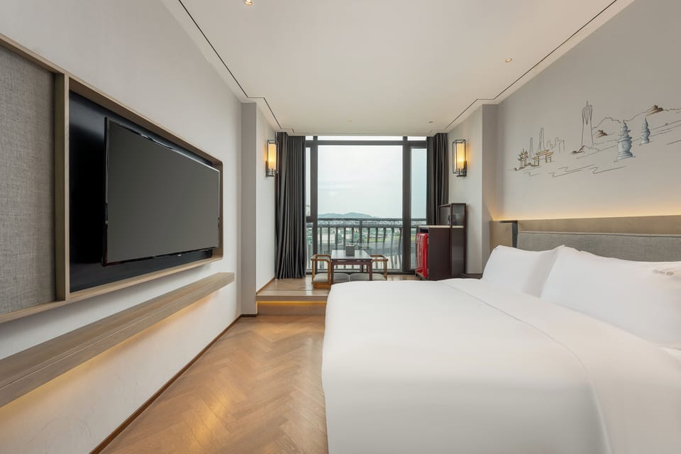 Premium Room, 1 King Bed, City View | Premium bedding, down comforters, free minibar, in-room safe