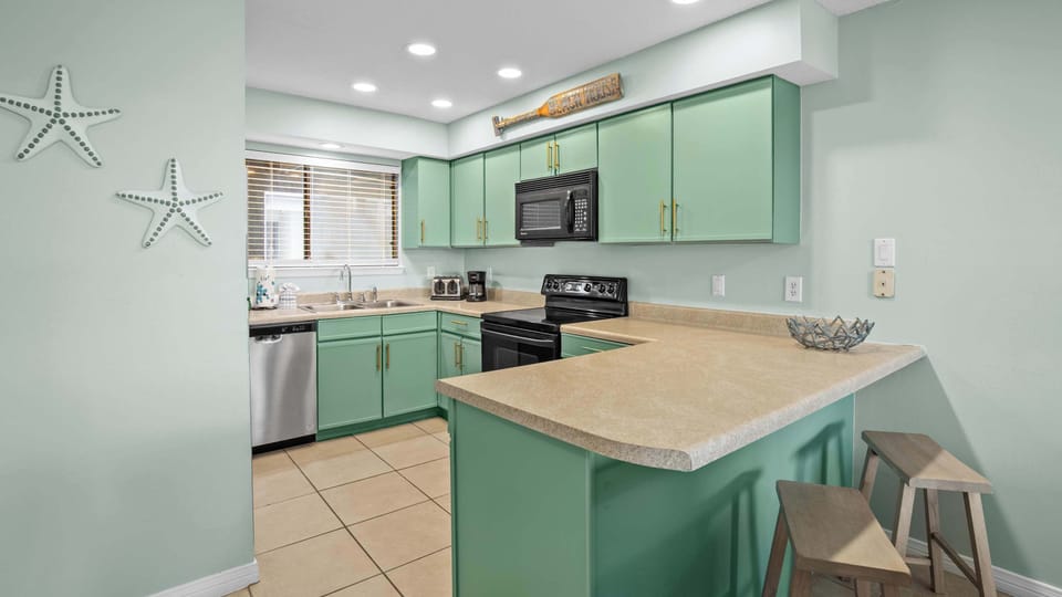 Condo, Multiple Beds, Balcony, Garden View (Lei Lani MT117) | Private kitchen | Fridge, microwave, oven, stovetop